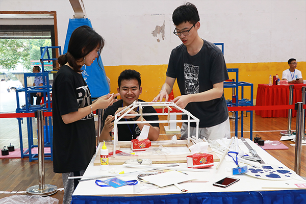 参赛小组成员合作完成模型制作 德赢AC米兰中国官方网站宣传部 隋明潓 摄0.jpg